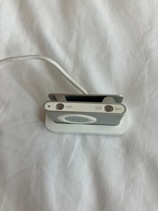 Apple iPod Shuffle con base y cable