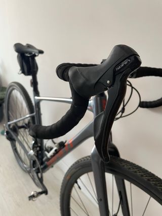 Bicicleta Giant Revolt 2 Gris