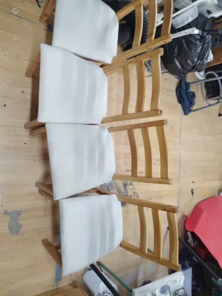 Sillas de madera beige son cuatro sillas