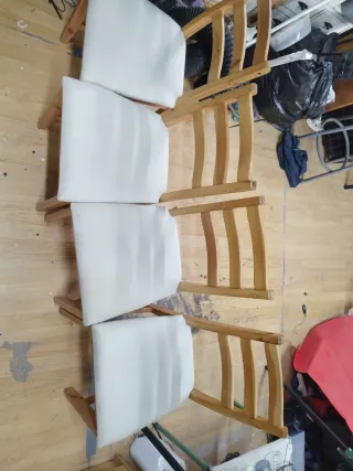 Sillas de madera beige son cuatro sillas