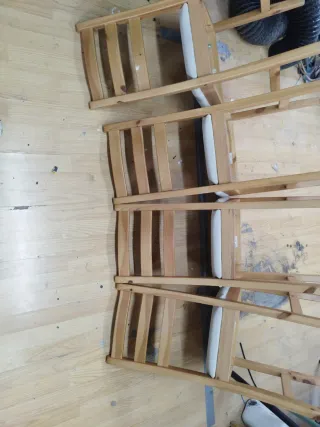 Sillas de madera beige son cuatro sillas