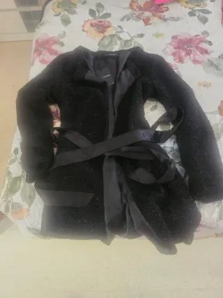 Chaqueta negra con cinturón