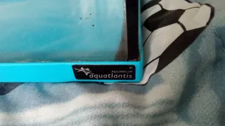 Acuario azul y transparente