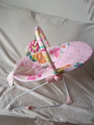 Mecedora para bebé rosa con juguetes