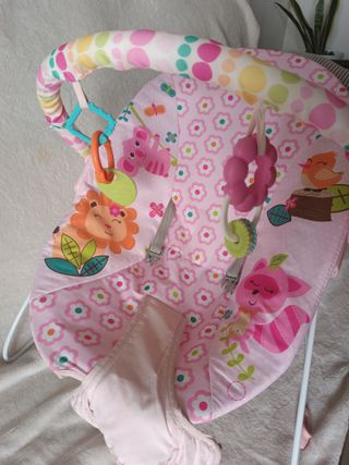 Mecedora para bebé rosa con juguetes