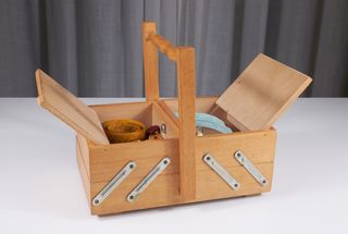 Scatola da cucito in legno con accessori. Anni ’60