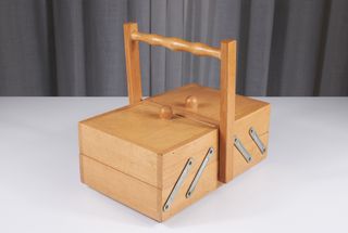 Scatola da cucito in legno con accessori. Anni ’60