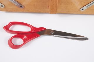 Scatola da cucito in legno con accessori. Anni ’60