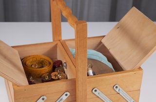 Scatola da cucito in legno con accessori. Anni ’60