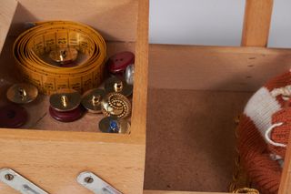 Scatola da cucito in legno con accessori. Anni ’60