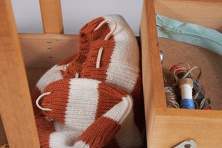 Scatola da cucito in legno con accessori. Anni ’60