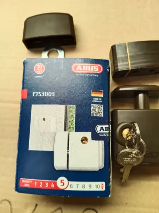 Cerradura marrón para ventanas