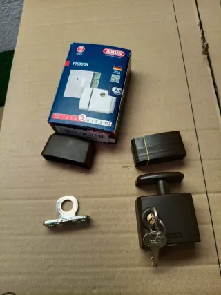 Cerradura marrón para ventanas