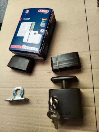 Cerradura marrón para ventanas