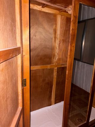 Armario ropero vintage de madera con espejo