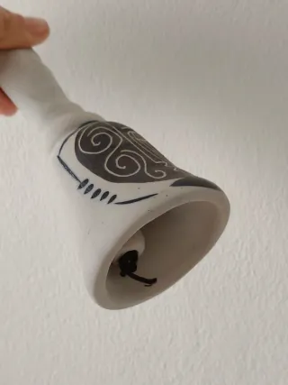 Campana de cerámica decorada