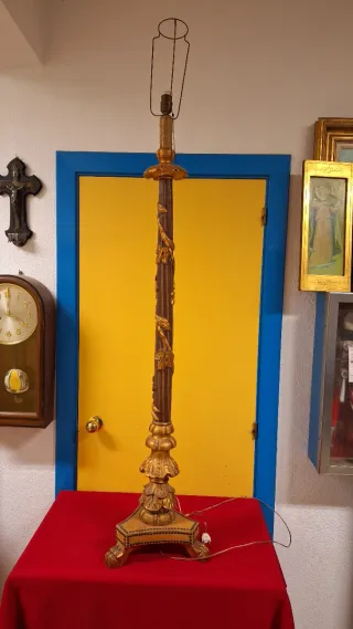 Lámpara de pie de madera y metal