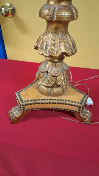 Lámpara de pie de madera y metal