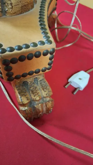 Lámpara de pie de madera y metal