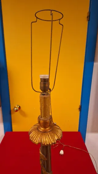 Lámpara de pie de madera y metal