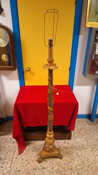 Lámpara de pie de madera y metal