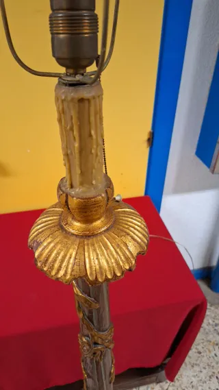 Lámpara de pie de madera y metal