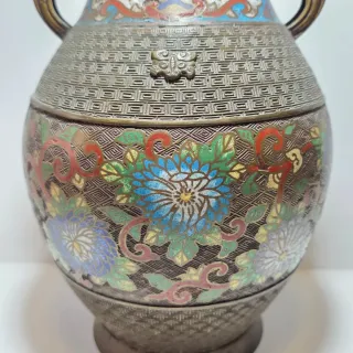 Vaso giapponese in bronzo con smalti cloisonnè