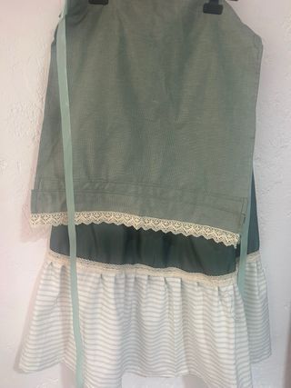 Falda larga verde con delantal a rayas