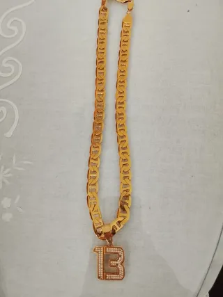 Collar dorado con dije de número 13