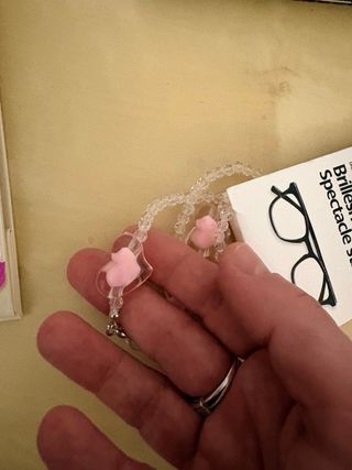 Cadena para gafas con corazones rosas