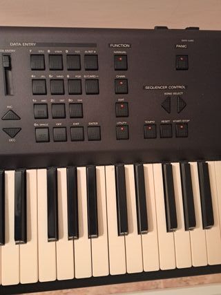 Sintetizador ROLAND A-90 en perfecto estado