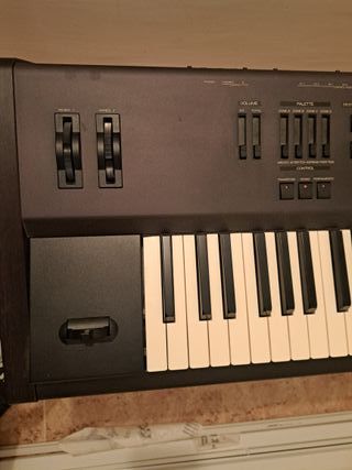 Sintetizador ROLAND A-90 en perfecto estado