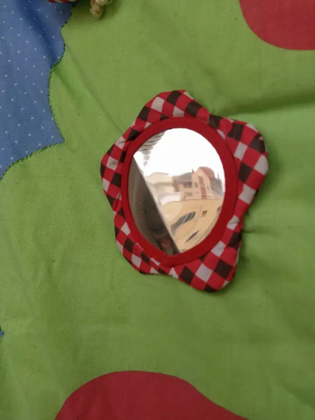 Manta de juego infantil con árbol de cuentos