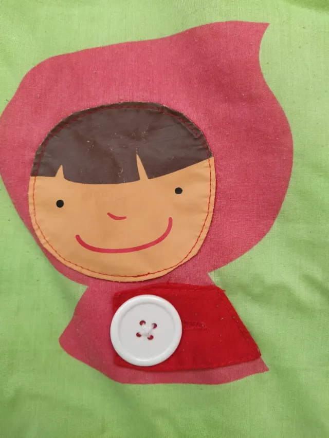 Manta de juego infantil con árbol de cuentos