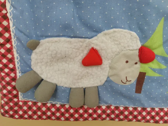 Manta de juego infantil con árbol de cuentos