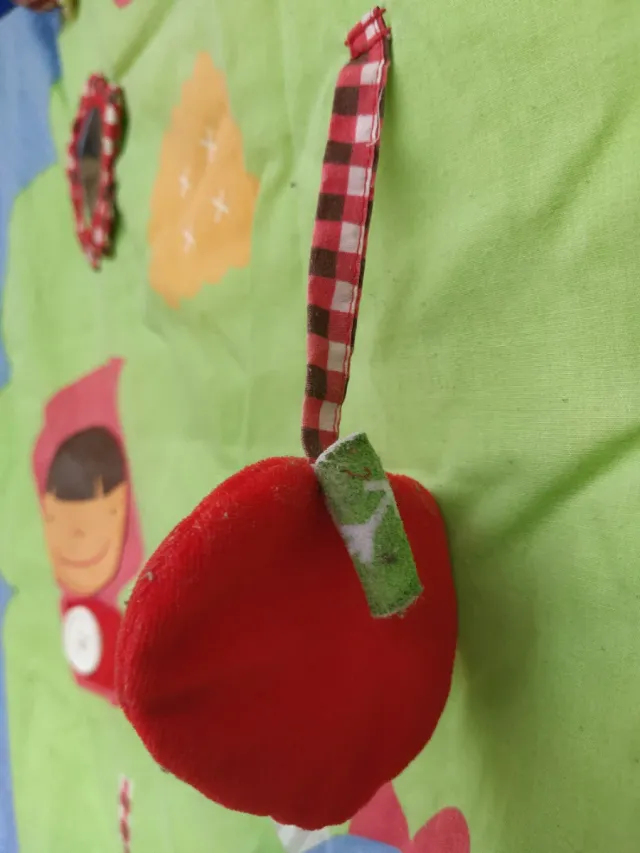 Manta de juego infantil con árbol de cuentos