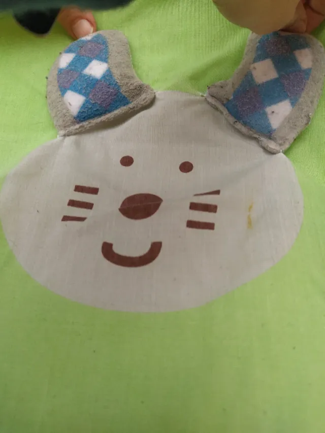 Manta de juego infantil con árbol de cuentos