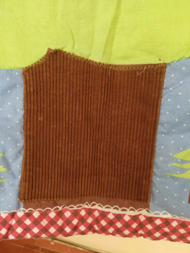 Manta de juego infantil con árbol de cuentos