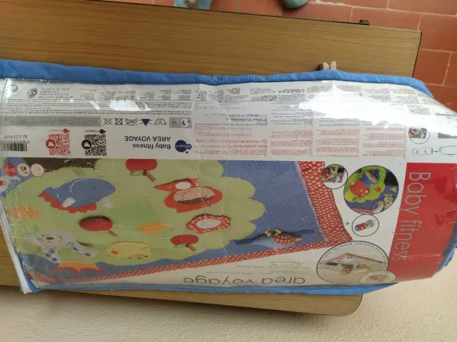 Manta de juego infantil con árbol de cuentos