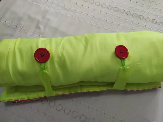 Manta de juego infantil con árbol de cuentos