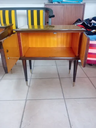 Comodini Vintage Marroni con Dettagli