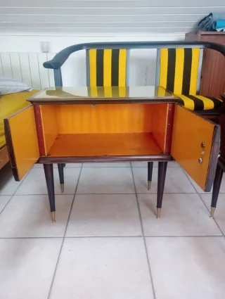 Comodini Vintage Marroni con Dettagli