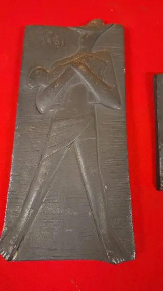 Placas/esculturas firmadas y selladas