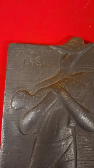 Placas/esculturas firmadas y selladas