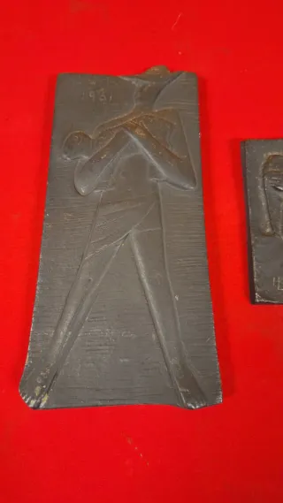 Placas/esculturas firmadas y selladas