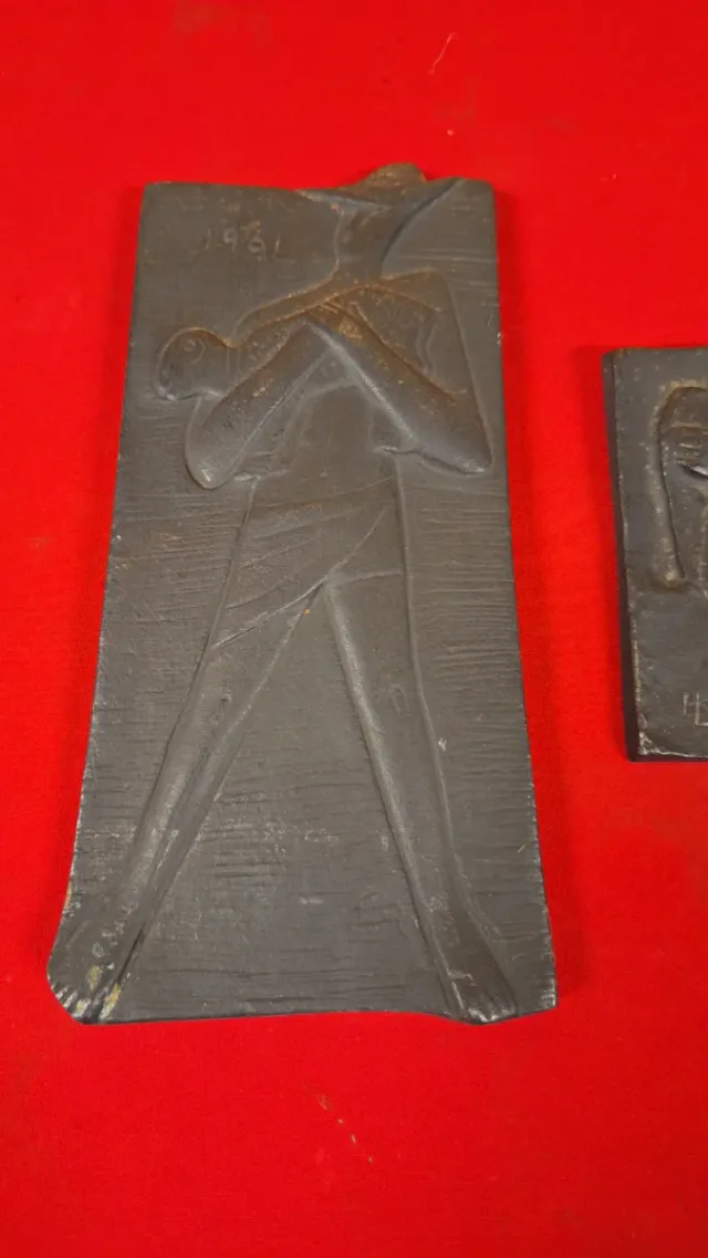 Placas/esculturas firmadas y selladas