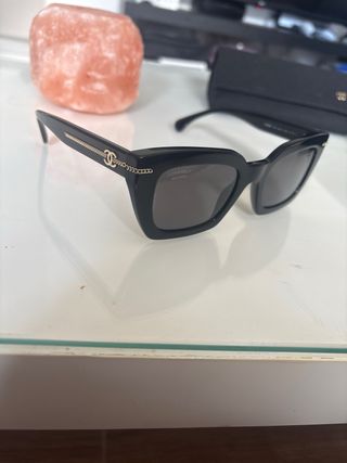 Gafas de sol Chanel cuadradas.