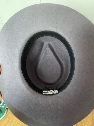Sombrero gris sin usar