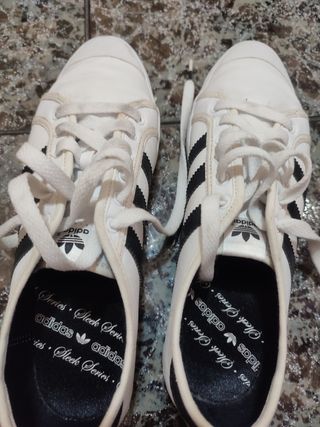 Zapatillas Adidas Blancas y Negras