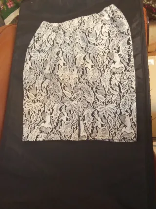 Falda midi encaje blanco y negro